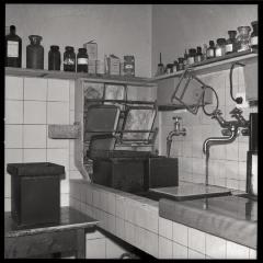 Hôpital cantonal: service de radiologie, laboratoire de photographie.
