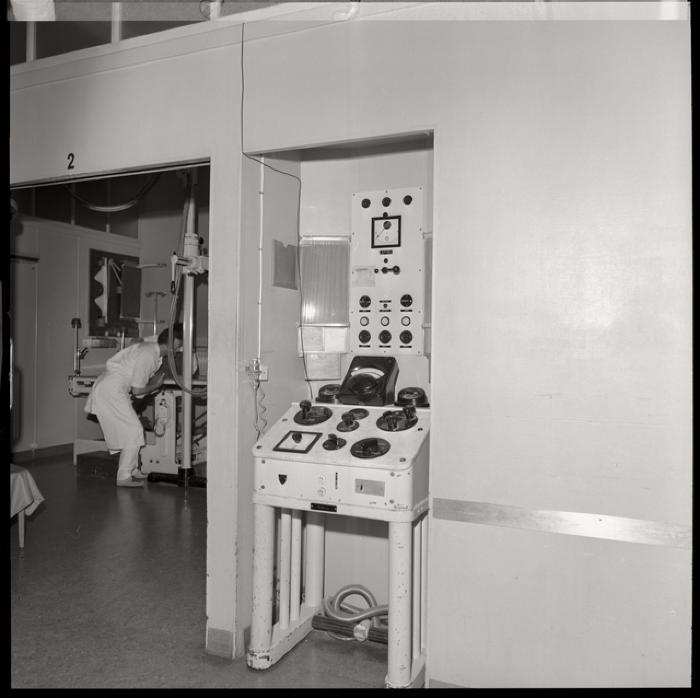 Service de radiologie: division de radiodiagnostic, salle d'examen.