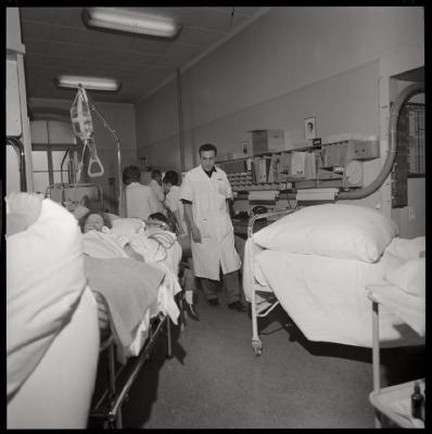 Service de radiologie: division de radiodiagnostic, salle d'examen.