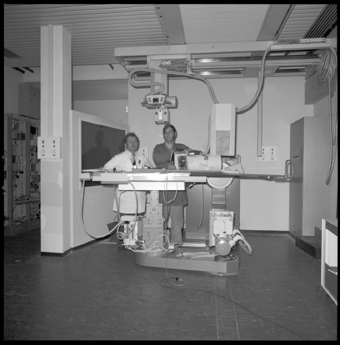 Appareil de radiologie: installation d'angiographie: nouvelle installation.