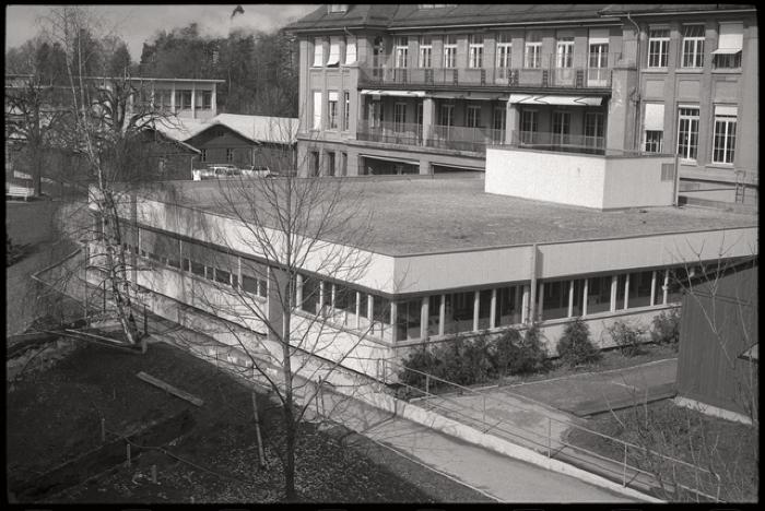 Pavillon des prématurés: vue extérieure des façades sud et est. Au fond, la maternité.