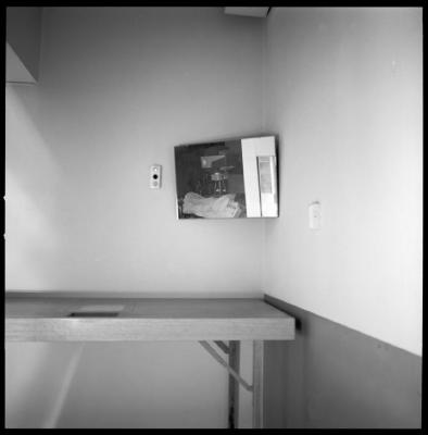 Appareil de radiologie: bombe Cobalt , salle annexe avec fenêtre.