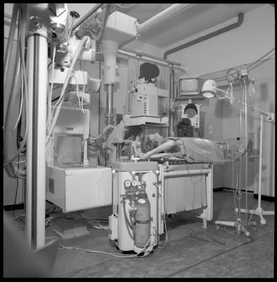 Appareil de radiologie: installation d'angiographie avec patient (M. Auberson).