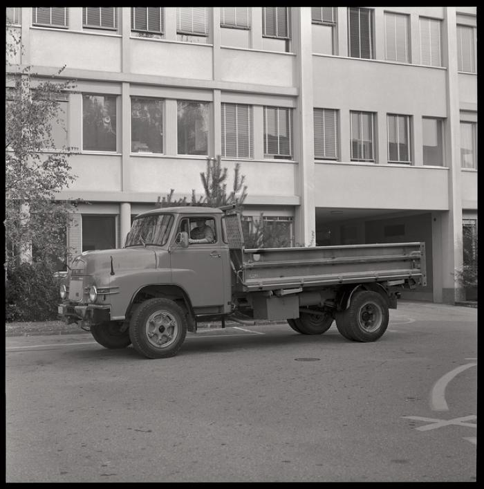 Hôpital cantonal: véhicule.