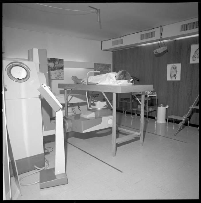 Appareil de radiologie: bombe Cobalt avec patient.