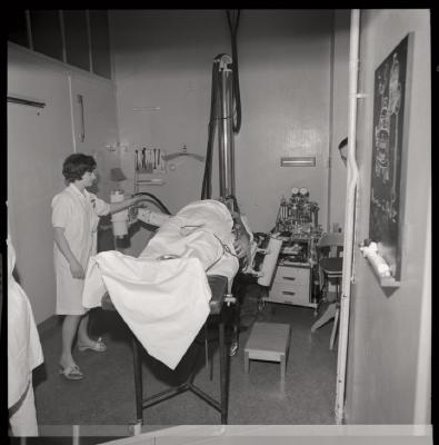 Service de radiologie: division de radiodiagnostic, salle d'examen.