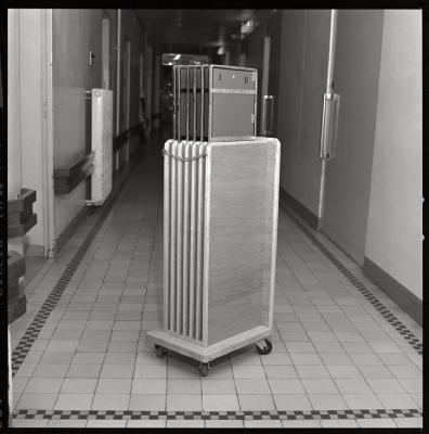 Hôpital cantonal: service de radiologie, 'servier boy' pour fleurs.