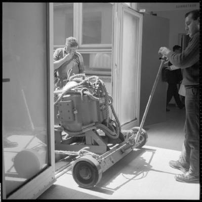 Appareil de radiologie: BETATRON. Chargement de la bombe Cobalt