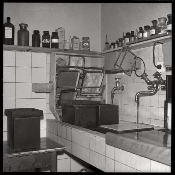 Hôpital cantonal: service de radiologie, laboratoire de photographie.