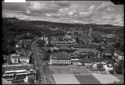 Vue du site de Champ de l'Air avant la construction du CHUV. Au centre, derrière les champs, l'actuel Institut de microbiologie. A gauche du bâtiment, la rue du Bugnon. Au bas, a gauche, une des ailes de l'hôpital cantonal. Au milieu, la clinique infan…