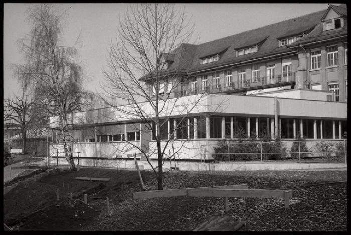 Pavillon des prématurés: vue extérieure des façades sud et est. Au fond, la maternité.