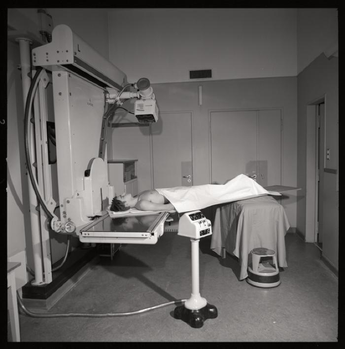 Hôpital cantonal: service de radiologie, salle de tomographie.