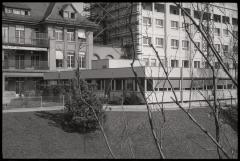 Pavillon des prématurés: vue extérieure des façades ouest et sud. A gauche, une partie de la clinique infantile et, à droite, le bâtiment de la gynécologie-obstérique.
