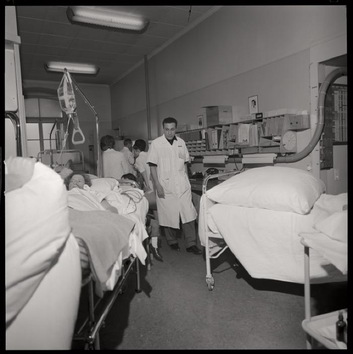 Service de radiologie: division de radiodiagnostic, salle d'examen.