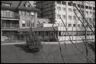 Pavillon des prématurés: vue extérieure des façades ouest et sud. A gauche, une partie de la clinique infantile et, à droite, le bâtiment de la gynécologie-obstérique.