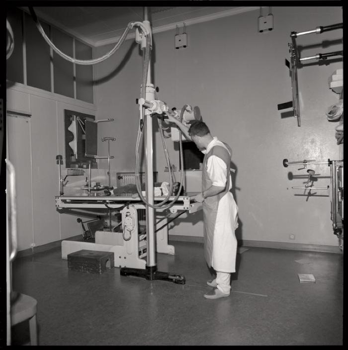 Service de radiologie: division de radiodiagnostic, salle d'examen.