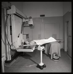 Hôpital cantonal: service de radiologie, salle de tomographie.