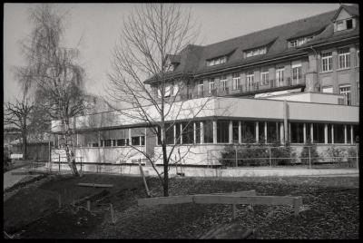 Pavillon des prématurés: vue extérieure des façades sud et est. Au fond, la maternité.