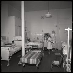 Hôpital cantonal: chambre de chirurgie infantile.