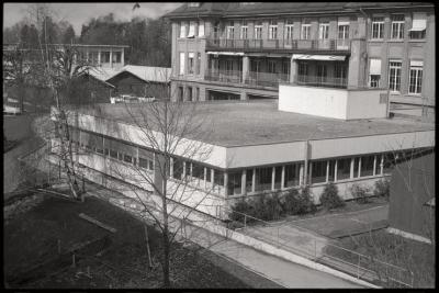 Pavillon des prématurés: vue extérieure des façades sud et est. Au fond, la maternité.
