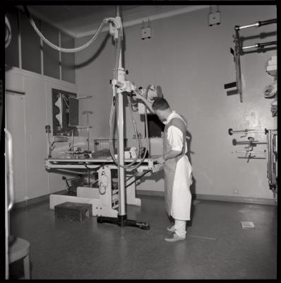Service de radiologie: division de radiodiagnostic, salle d'examen.