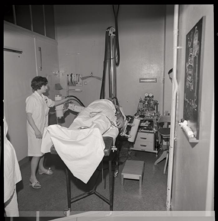 Service de radiologie: division de radiodiagnostic, salle d'examen.