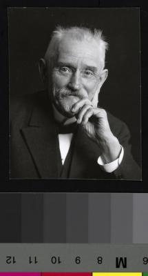 Portrait du Prof. Paul Demiéville, âgé, sa tête est tournée en direction du photographe.