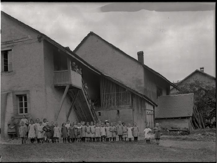Santé publique: lutte contre la tuberculose (LVT), cure d'air/école en plein air, lieu non identifié.