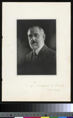 Portrait en buste du Prof. Jean Charles Georges Larguier de Bancels, portant des lunettes sans branches.