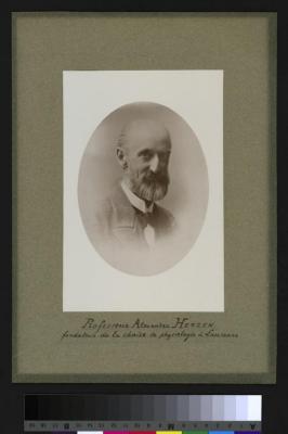 Portrait en buste, dans un médaillon, du Professeur Alexandre Herzen, barbe grisonnante.
