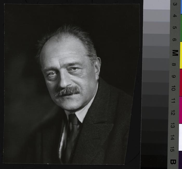 Portrait en buste du Professeur Albert Barraud.