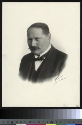 Portrait en buste du Prof. Gustave Delay, professeur de médecine sociale et de policlinique générale à la Faculté de médecine de Lausanne de 1916 à 1937.