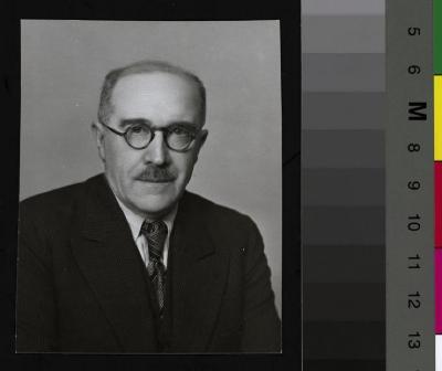 Portrait en buste du Professeur Eber Landau.