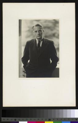 Portrait mi-corps du Prof. Ivan Mahaim, spécialiste en cardiologie. Derrière lui, une porte-fenêtre.