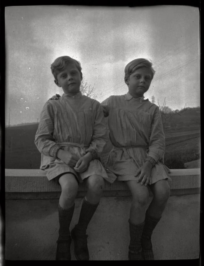 Des jumeaux posent en tenue d'écolier. Ce document a été vraisemblablement utilisé pour promouvoir les bienfaits du plein air dans le cadre de la lutte contre la tuberculose.