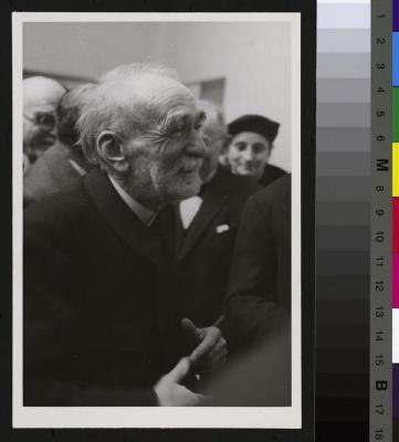 Portrait du Prof. Bruno Galli-Valerio âgé, entouré d'un groupe d'hommes. A l'arrière-plan, à droite, Mme D. Picod-Roux, fille du Prof. César Roux.