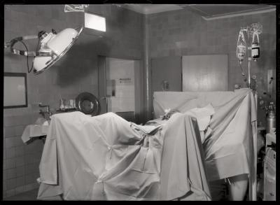 Appareils divers: table d'opération avec patient en position opératoire.