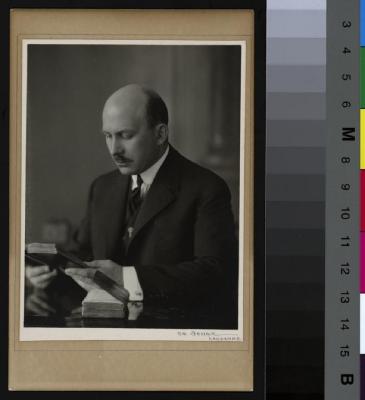 Portrait du Dr. William Boven , assis à une table, lisant un livre.