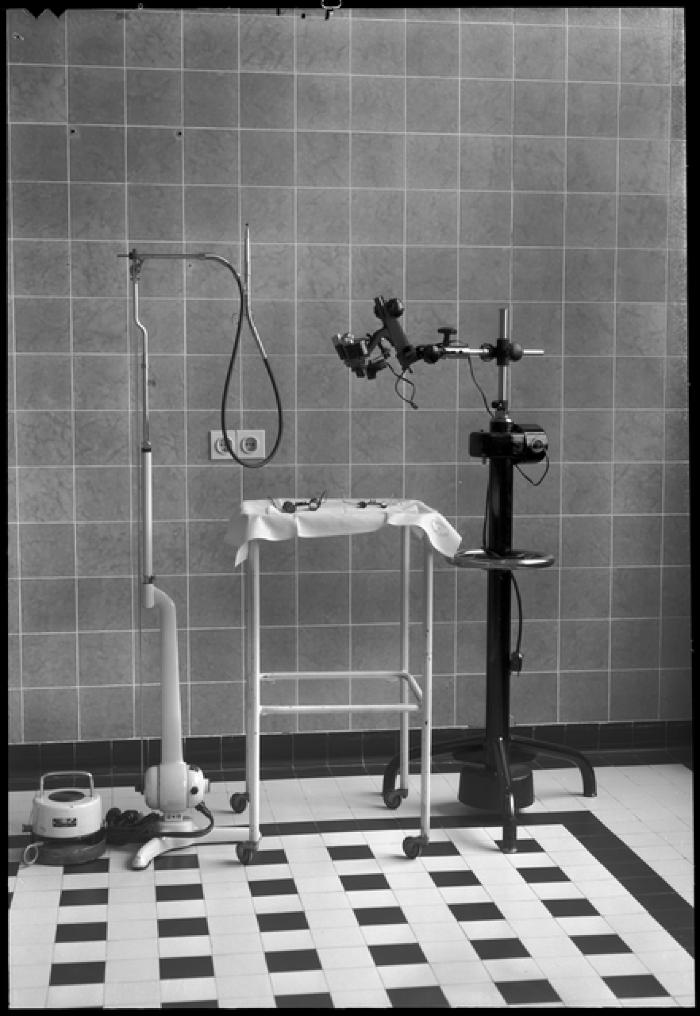 Appareils divers: microscope destiné aux interventions dans les oreilles.