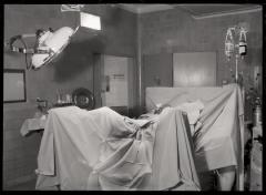Appareils divers: table d'opération avec patient en position opératoire.