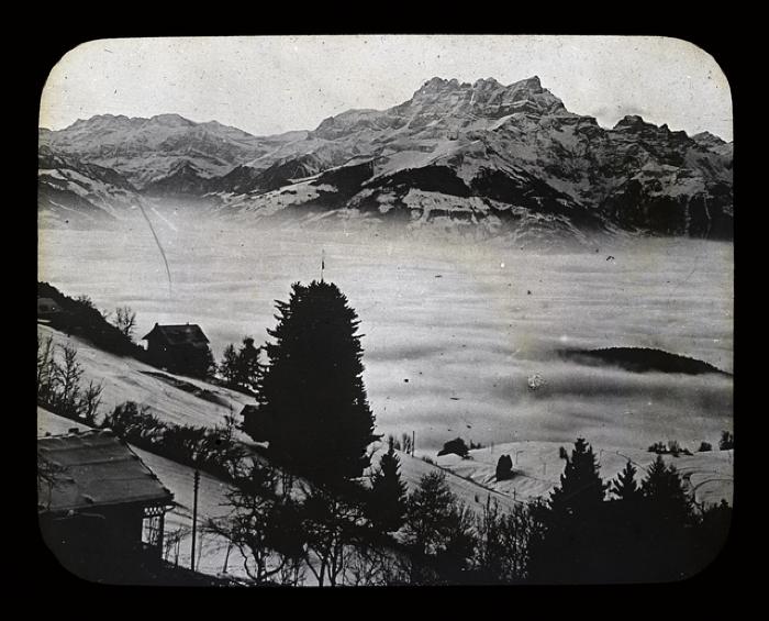 Vue de Leysin au-dessus du brouillard.