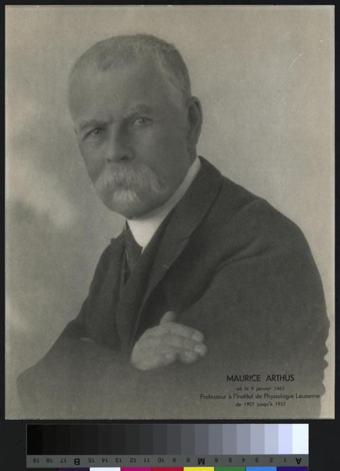 Portrait en buste du Prof. Maurice Arthus, âgé, avec moustache et cheveux blancs.