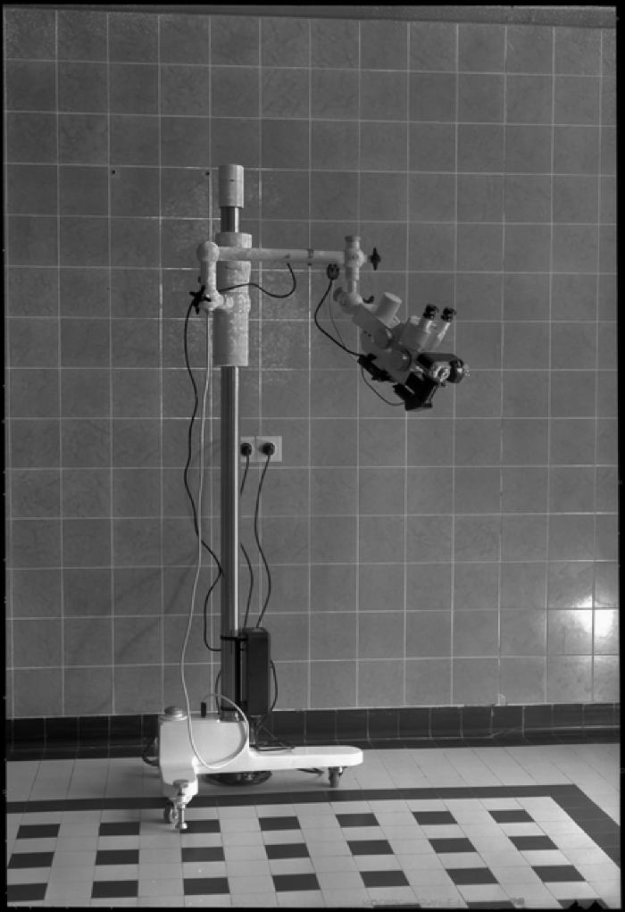 Appareils divers: microscope destiné aux interventions dans les oreilles.