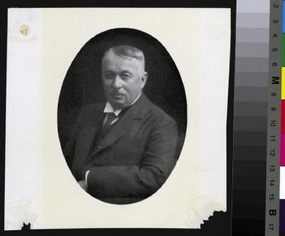 Portrait en buste, dans un médaillon, du Prof. Louis Bourget âgé.