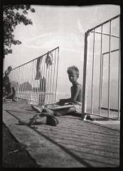 Des enfants en bonne santé jouent près du lac. Ils sont en chemisette et en pantalon court. Ce document a été vraisemblablement utilisé pour promouvoir les bienfaits du plein air et du soleil dans le cadre de la lutte contre la tuberculose.