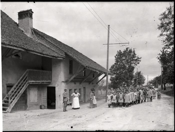 Santé publique: lutte contre la tuberculose (LVT), cure d'air/école en plein air, lieu non identifié.