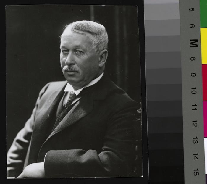 Portrait en buste du Prof. Louis Bourget.