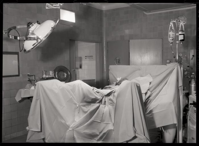 Appareils divers: table d'opération avec patient en position opératoire.