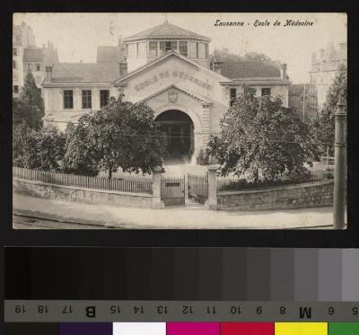 Vue sur l'école de médecine, rue César-Roux 34, avec son entrée arborisée