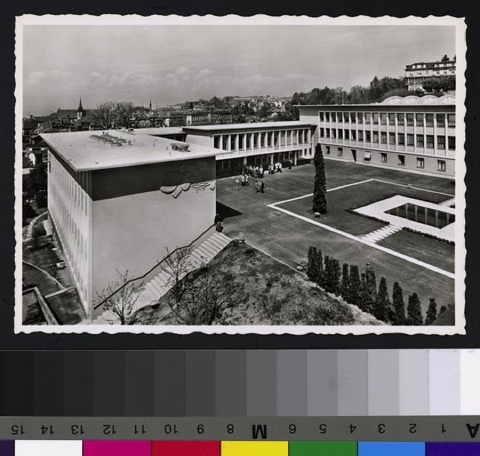 Vue sur les bâtiments et la cour de la nouvelle Ecole de Médecine de Lausanne construite en 1959.